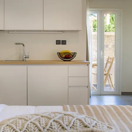 S U E N O - And Apartments, With Shared Pool * Kato Daratso